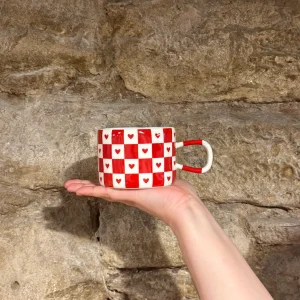 Taza Cuadros Rojos con Corazones